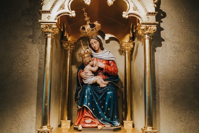 Blessed Virgin Mary Statue Holding Infant Jesus
